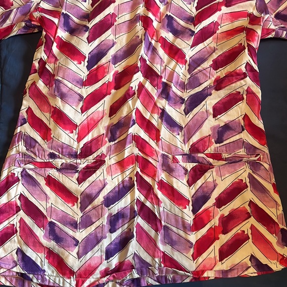 SCRUB TOP WOTH TWO FRONT POCKETS — PINK/PURPLE/WHITE— XS - Picture 2 of 4